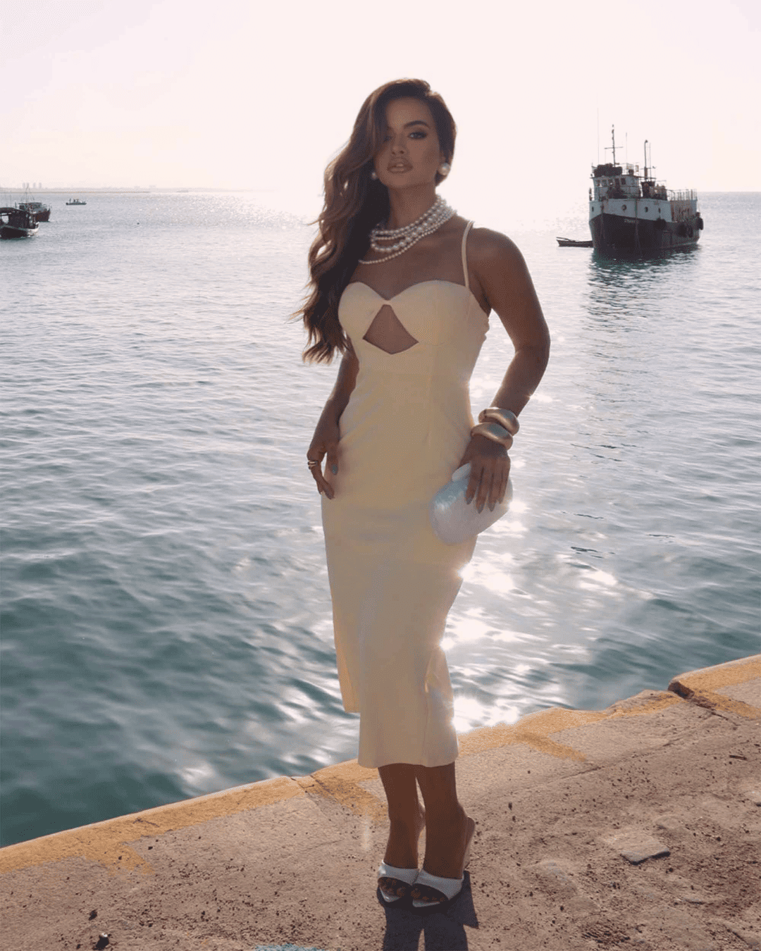 Vestido Midi Corpete com Recorte Coração — Modelagem Ajustada